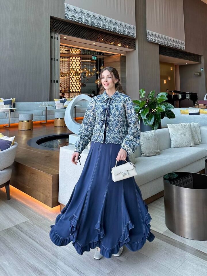 131038 ETEKLİ TAKIM ÜST KISMI ÇİÇEK DESENLİ İŞLEMELİ DANTEL DETEYLI ETEĞİNİN BELİ FERMUARLI DİKİŞ DETAYLI UÇ KISMI FIRFIRLI