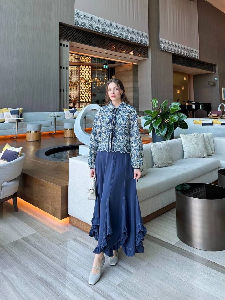 131038 ETEKLİ TAKIM ÜST KISMI ÇİÇEK DESENLİ İŞLEMELİ DANTEL DETEYLI ETEĞİNİN BELİ FERMUARLI DİKİŞ DETAYLI UÇ KISMI FIRFIRLI