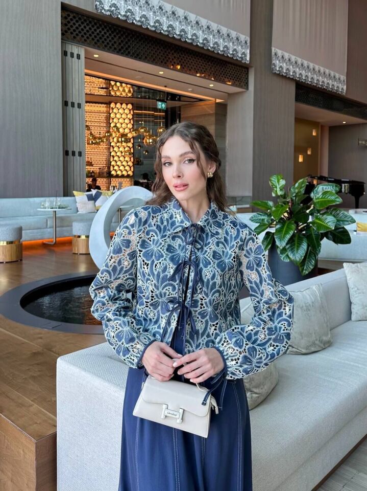 131038 ETEKLİ TAKIM ÜST KISMI ÇİÇEK DESENLİ İŞLEMELİ DANTEL DETEYLI ETEĞİNİN BELİ FERMUARLI DİKİŞ DETAYLI UÇ KISMI FIRFIRLI