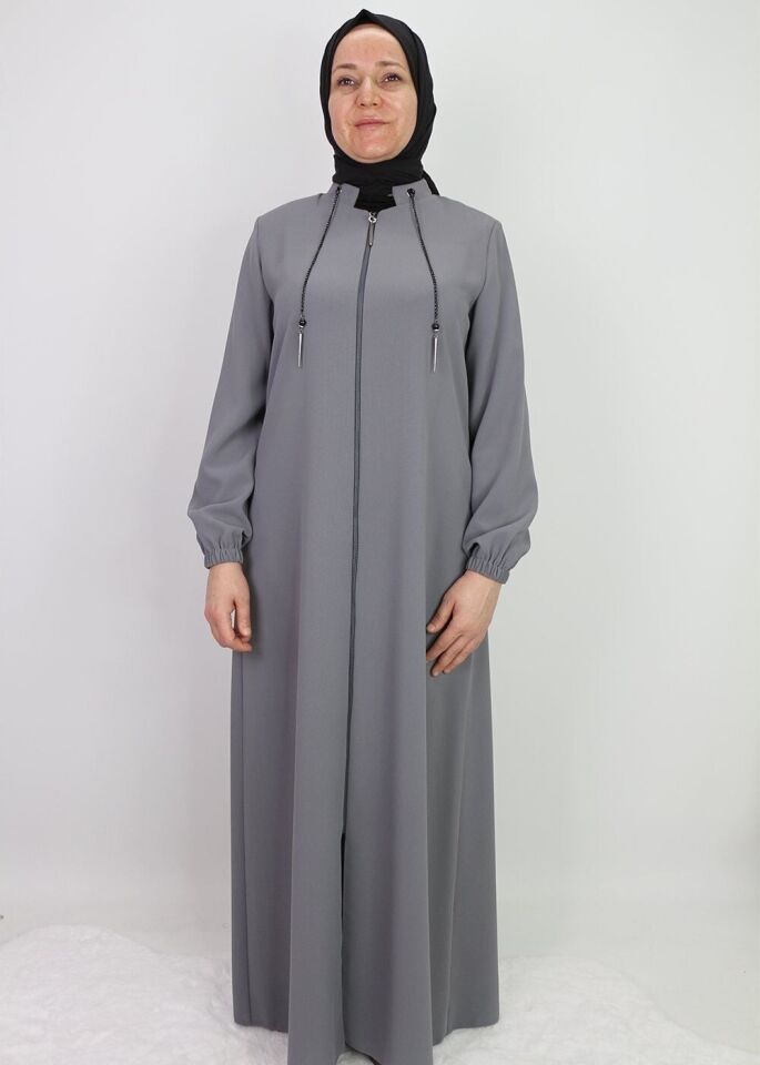 9001YAKASI ZİNCİR DETAYLI HAKİM YAKA FERMUARLI KREP KUMAŞ FERACE QYS 9001 FERACE #22-09#