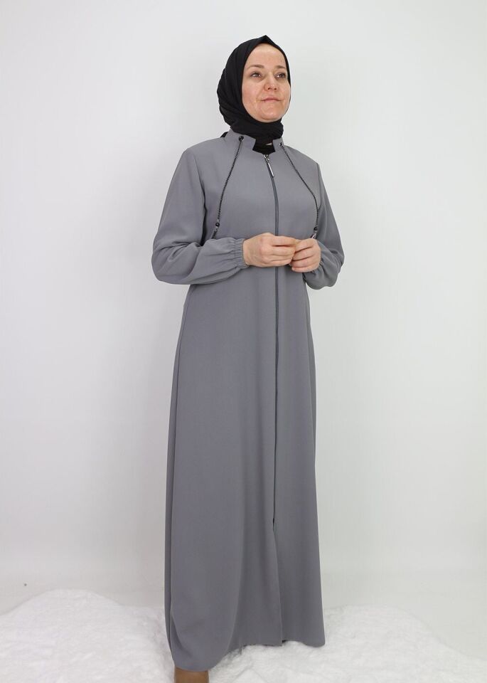 9001YAKASI ZİNCİR DETAYLI HAKİM YAKA FERMUARLI KREP KUMAŞ FERACE QYS 9001 FERACE #22-09#