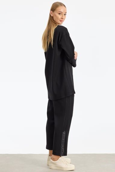 1956.01 ASİMETRİK KESİMLİ TEKNİK KUMAŞ KOMBİNLİ TAKIM QKS