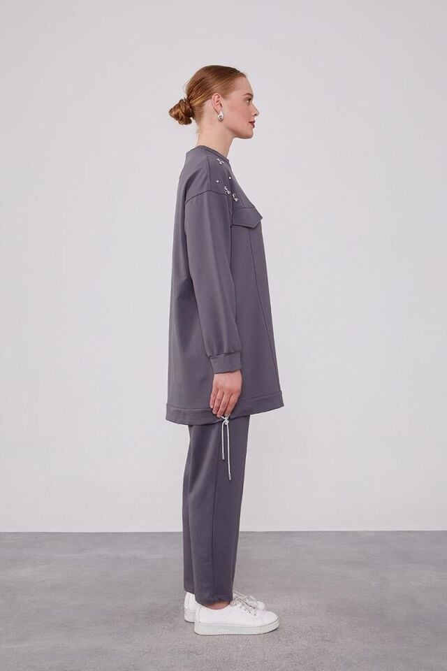 140254 GÖĞÜS KISMI CEP DETAYLI OMUZ TAŞ DETAYLI ETEK UCU İP DETAY 2'Lİ SPOR TAKIM QKS