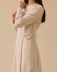 1004 BELDEN BÜZGÜ DETAYLI ARKASI FERMUARLI KREP ELBİSE 10002521311004 #12-25#