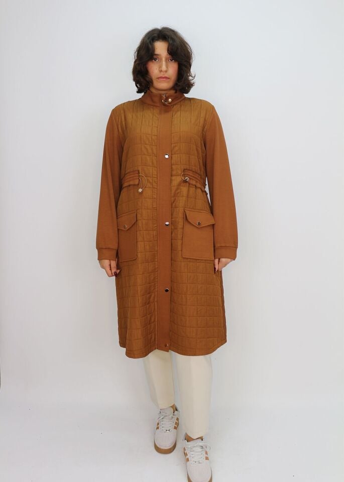 1204 ÖNÜ ÇIT ÇIT VE FERMUAR DETAYLI BELİ LASTİK DETAY HAKİM YAKA KAPİTONE UZUN KAP QKS #24-10#