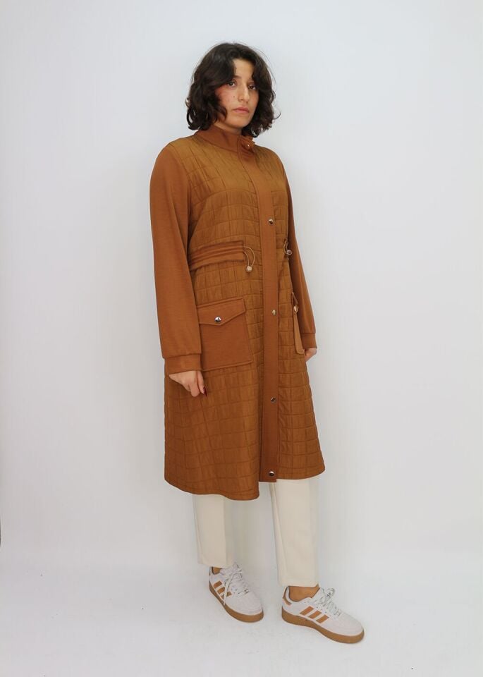 1204 ÖNÜ ÇIT ÇIT VE FERMUAR DETAYLI BELİ LASTİK DETAY HAKİM YAKA KAPİTONE UZUN KAP QKS #24-10#