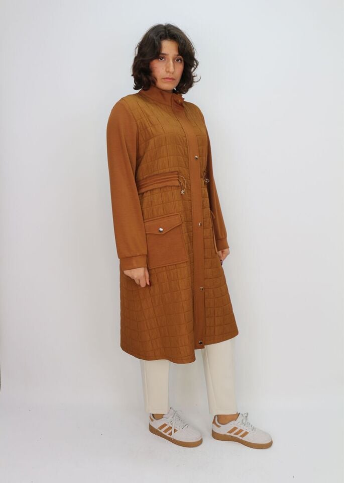 1204 ÖNÜ ÇIT ÇIT VE FERMUAR DETAYLI BELİ LASTİK DETAY HAKİM YAKA KAPİTONE UZUN KAP QKS #24-10#