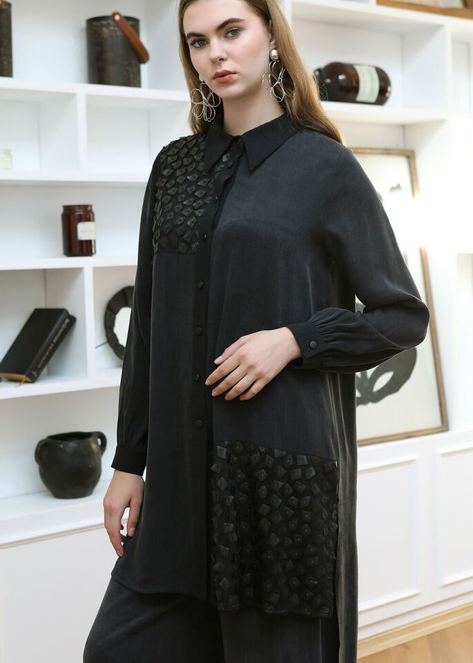 43411 ÖNDEN DÜĞMELİ GÖMLEK YAKA GÖĞSÜ VE ALT KISMI FİLE DETAYLI GÖMLEK TUNİK