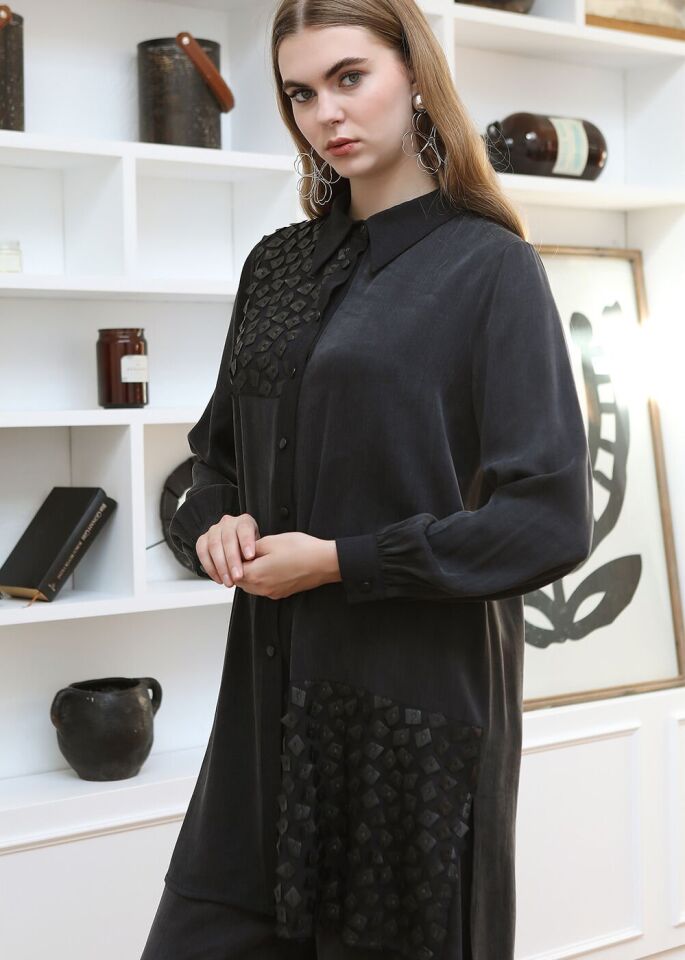 43411 ÖNDEN DÜĞMELİ GÖMLEK YAKA GÖĞSÜ VE ALT KISMI FİLE DETAYLI GÖMLEK TUNİK