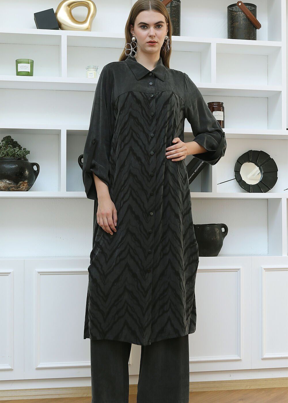 43407 ÖNDEN DÜĞMELİ GÖMLEK YAKA ÖNÜ DESENLİ ARKASI DÜZ KOLU KATLAMALI KAP