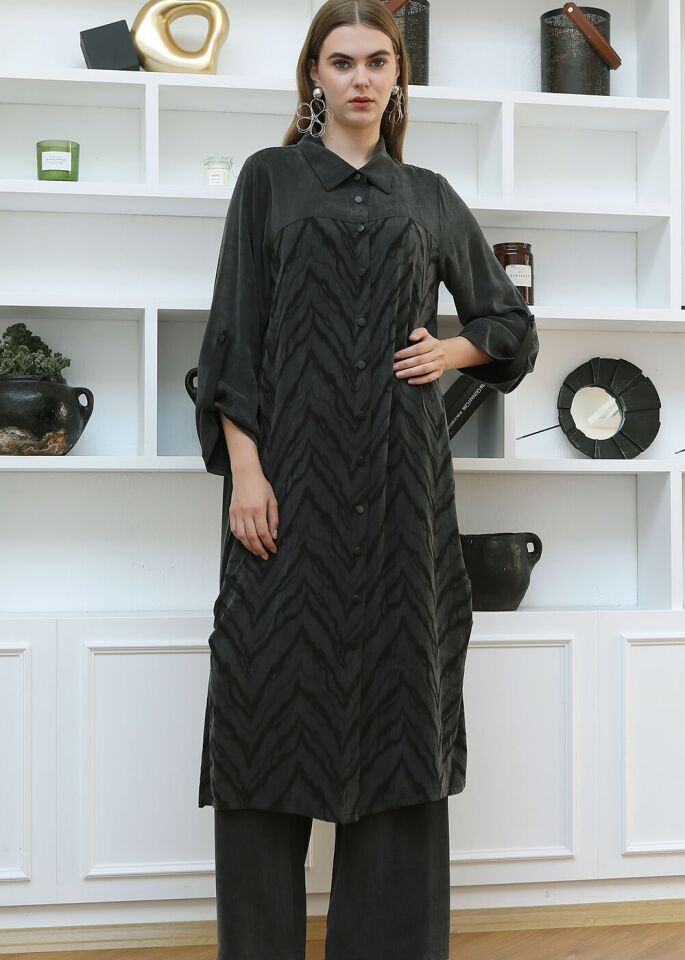 43407 ÖNDEN DÜĞMELİ GÖMLEK YAKA ÖNÜ DESENLİ ARKASI DÜZ KOLU KATLAMALI KAP