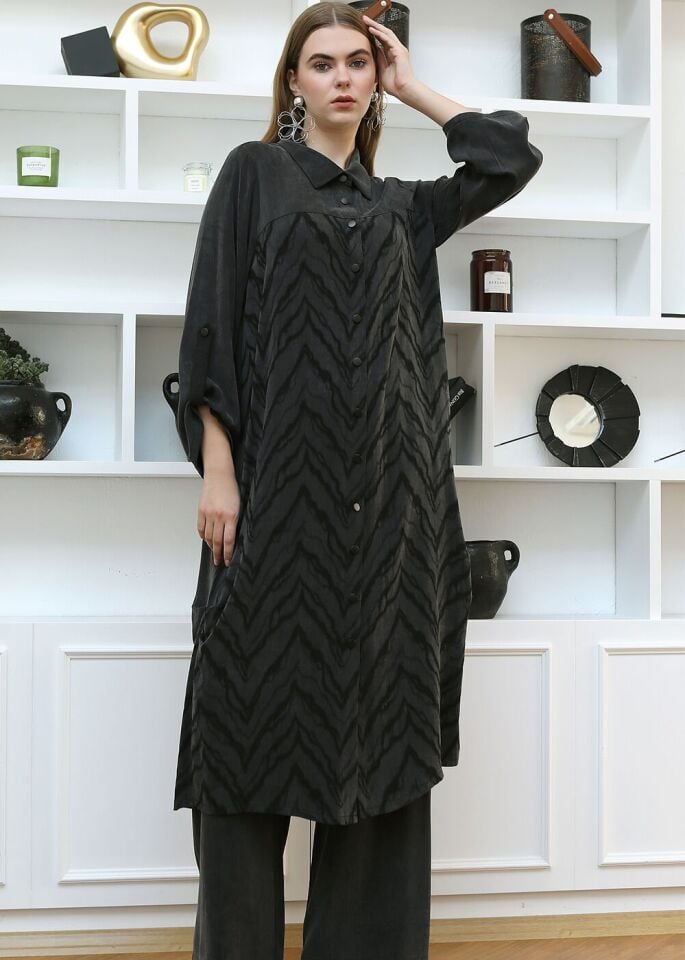 43407 ÖNDEN DÜĞMELİ GÖMLEK YAKA ÖNÜ DESENLİ ARKASI DÜZ KOLU KATLAMALI KAP