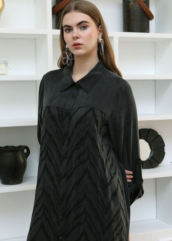 43407 ÖNDEN DÜĞMELİ GÖMLEK YAKA ÖNÜ DESENLİ ARKASI DÜZ KOLU KATLAMALI KAP