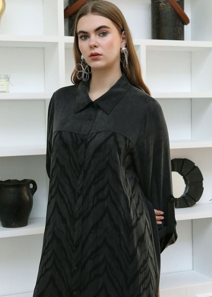 43407 ÖNDEN DÜĞMELİ GÖMLEK YAKA ÖNÜ DESENLİ ARKASI DÜZ KOLU KATLAMALI KAP