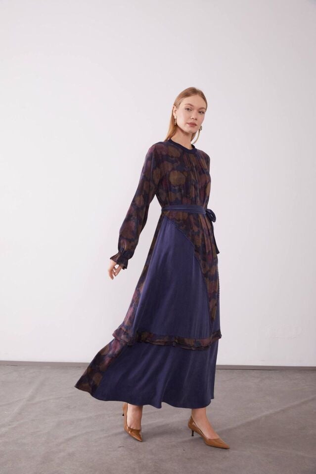 330325 SIFIR YAKA KOL UCU LASTİKLİ ÖNÜ KENDİNDEN DESENLİ ETEK UCU KAT DETAYLI KUPRA ELBİSE #12-25#