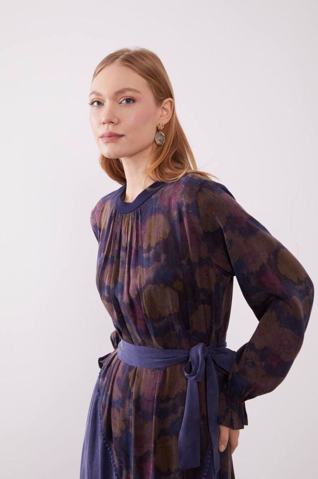 330325 SIFIR YAKA KOL UCU LASTİKLİ ÖNÜ KENDİNDEN DESENLİ ETEK UCU KAT DETAYLI KUPRA ELBİSE #12-25#