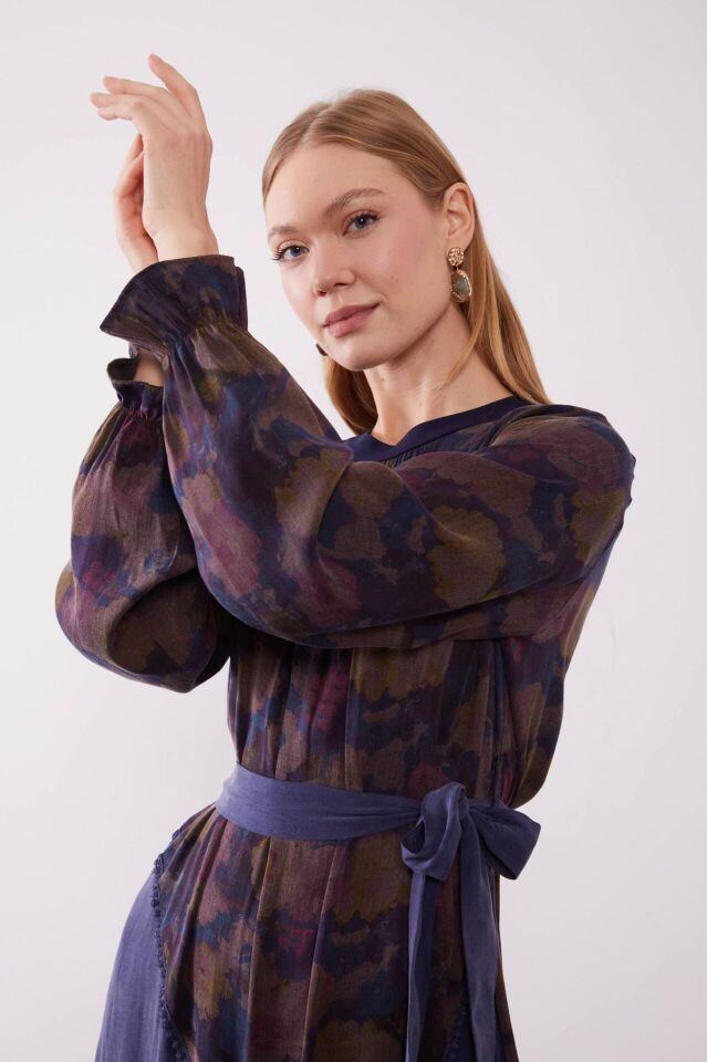 330325 SIFIR YAKA KOL UCU LASTİKLİ ÖNÜ KENDİNDEN DESENLİ ETEK UCU KAT DETAYLI KUPRA ELBİSE #12-25#