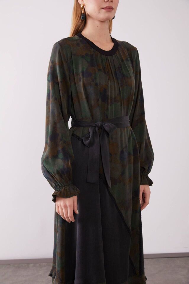 330325 SIFIR YAKA KOL UCU LASTİKLİ ÖNÜ KENDİNDEN DESENLİ ETEK UCU KAT DETAYLI KUPRA ELBİSE #12-25#