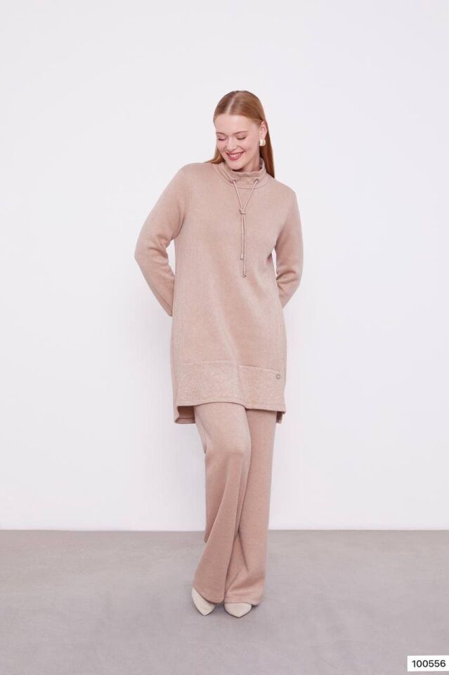 100556 YARIM BALIKÇI YAKA KOL UCU VE ALT KISMI SİM DETAYLI PANTOLONU BELİ LASTİKLİ BOL PAÇA SPOR TAKIM