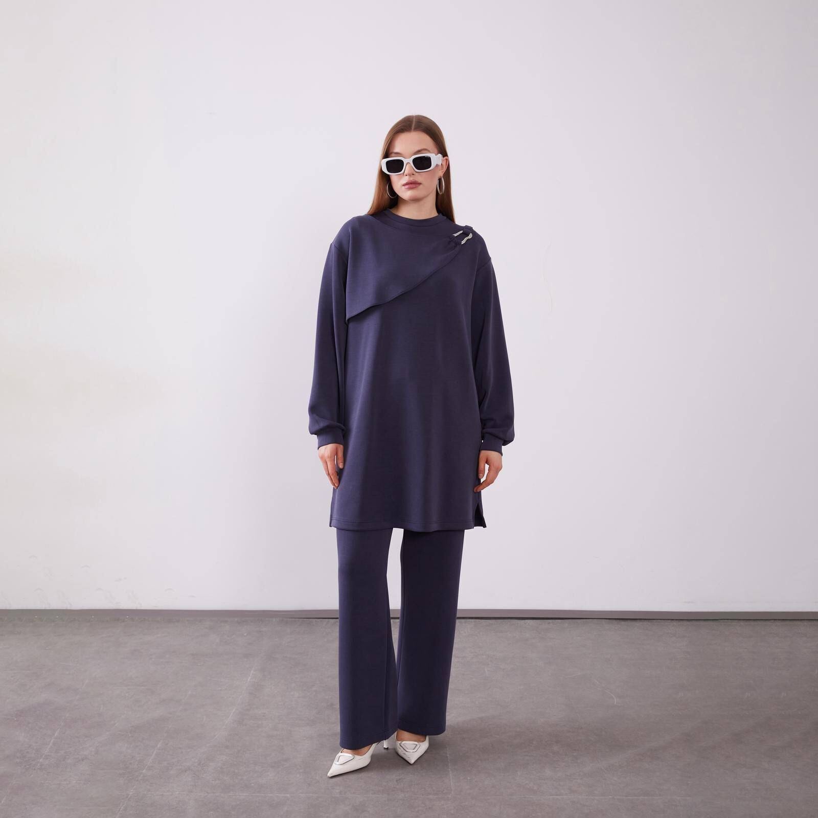 100977 TUNİĞİN ÖNÜ METAL BROŞ DETAYLI KAT GÖRÜNÜMLÜ PANTOLONUN BELİ LASTİKLİ CEPLİ İKİLİ TAKIM #12-25#