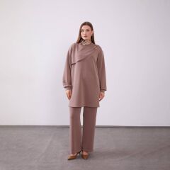 100977 TUNİĞİN ÖNÜ METAL BROŞ DETAYLI KAT GÖRÜNÜMLÜ PANTOLONUN BELİ LASTİKLİ CEPLİ İKİLİ TAKIM #12-25#