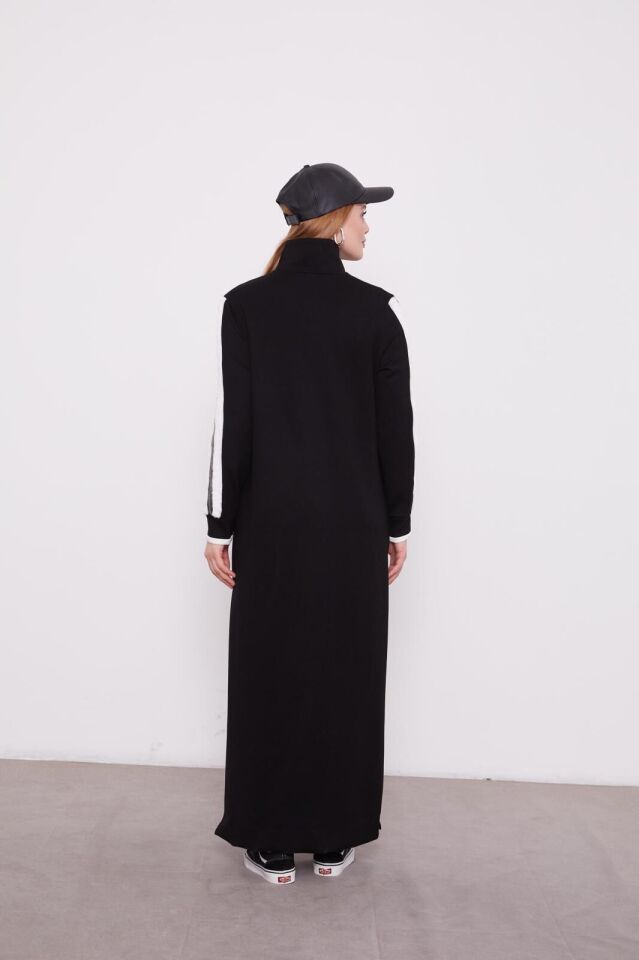 330255 ELBİSE KOLLARI ŞERİT KÜP DETAYLI ÖN GÖĞÜSE KADAR FERMUARLI KOL UCU MANŞETLİ OYŞO KUMAŞ İKİ İPLİK ELBİSE