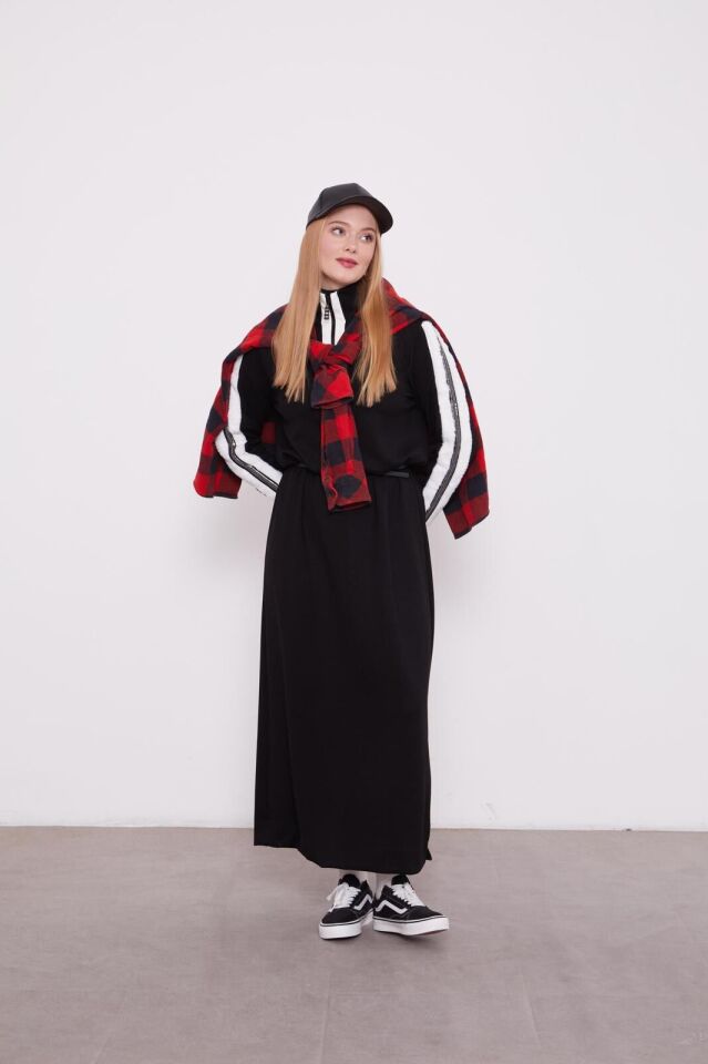 330255 ELBİSE KOLLARI ŞERİT KÜP DETAYLI ÖN GÖĞÜSE KADAR FERMUARLI KOL UCU MANŞETLİ OYŞO KUMAŞ İKİ İPLİK ELBİSE