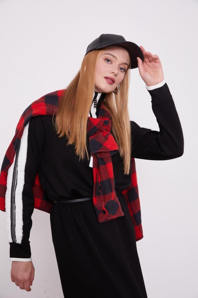 330255 ELBİSE KOLLARI ŞERİT KÜP DETAYLI ÖN GÖĞÜSE KADAR FERMUARLI KOL UCU MANŞETLİ OYŞO KUMAŞ İKİ İPLİK ELBİSE