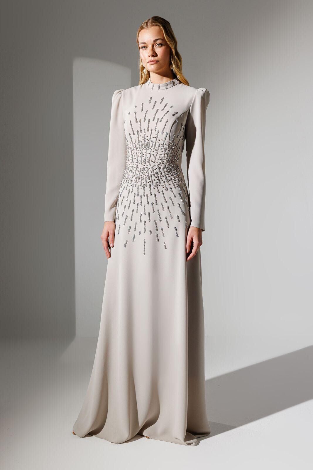 30003 ÖN KISMI GÖGÜSTEN YARIYA KADAR BONCUK VE TAŞ İŞLEMELİ KREP KUMAŞ ABİYE #26#