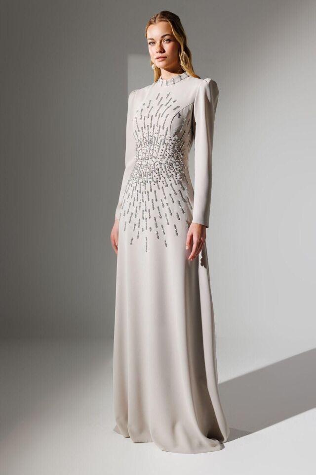 30003 ÖN KISMI GÖGÜSTEN YARIYA KADAR BONCUK VE TAŞ İŞLEMELİ KREP KUMAŞ ABİYE #26#