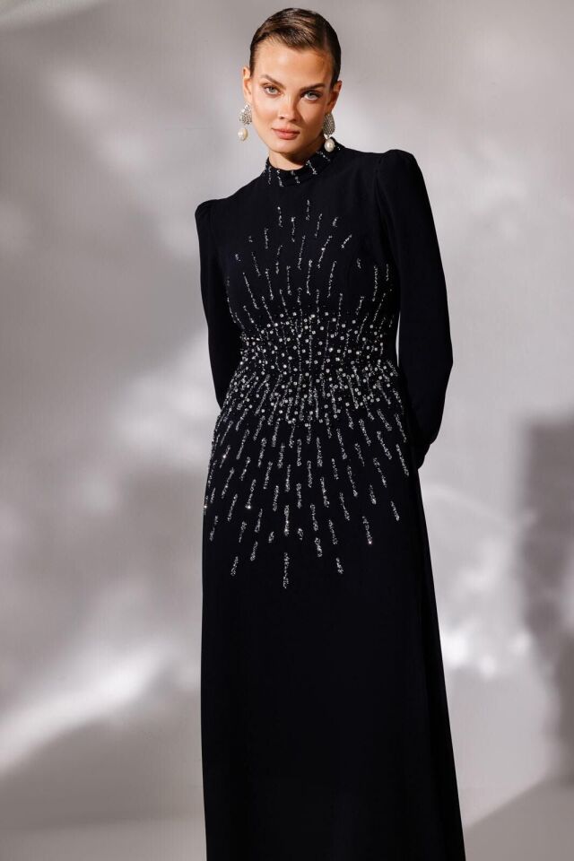 30003 ÖN KISMI GÖGÜSTEN YARIYA KADAR BONCUK VE TAŞ İŞLEMELİ KREP KUMAŞ ABİYE #26#