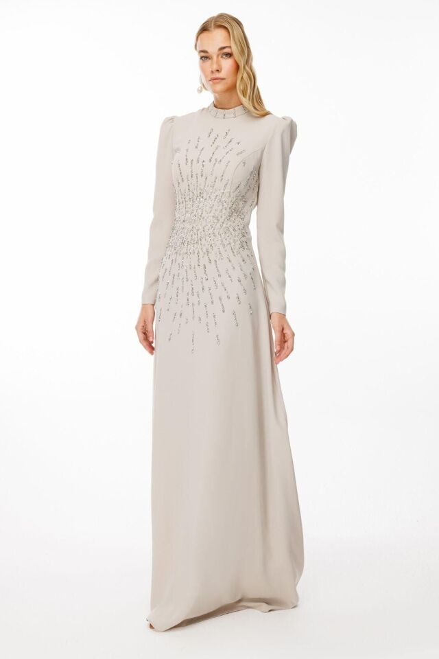 30003 ÖN KISMI GÖGÜSTEN YARIYA KADAR BONCUK VE TAŞ İŞLEMELİ KREP KUMAŞ ABİYE #26#