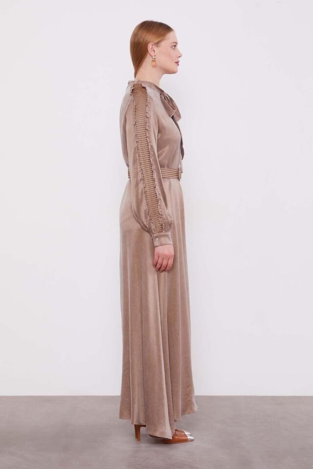 330282 SIFIR YAKA YAKASI BAĞLAMALI OMUZDAN KOL UCUNA KADAR FİLE DETAYLI BELİ KEMERLİ KEMERİ FİLELİ KUPRA ELBİSE #06-25#