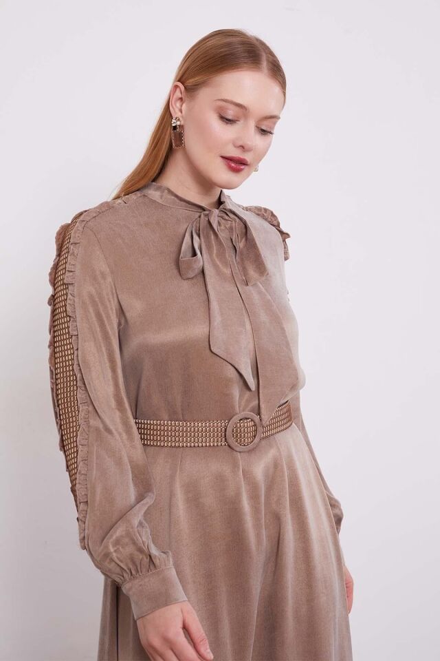 330282 SIFIR YAKA YAKASI BAĞLAMALI OMUZDAN KOL UCUNA KADAR FİLE DETAYLI BELİ KEMERLİ KEMERİ FİLELİ KUPRA ELBİSE #06-25#