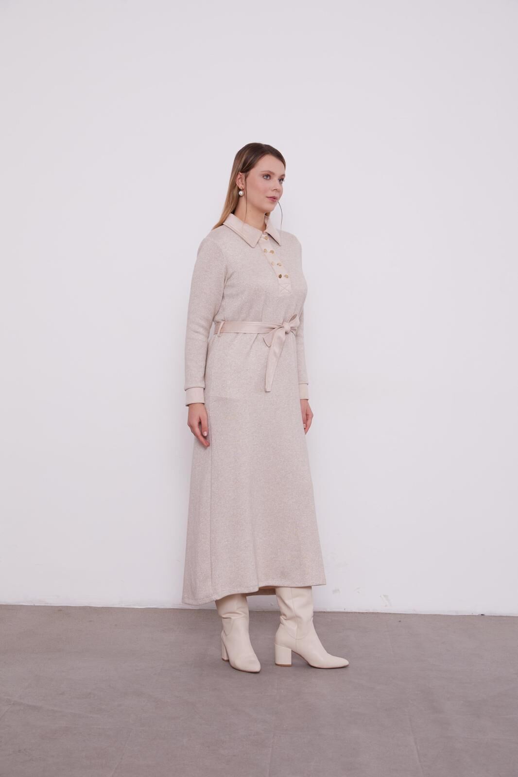 330257 ÖNÜ GÖĞÜSE KADAR YARIM DÜĞMELİ YAKA VE KOL UCU SÜET DETAYLI KAŞMİR ELBİSE