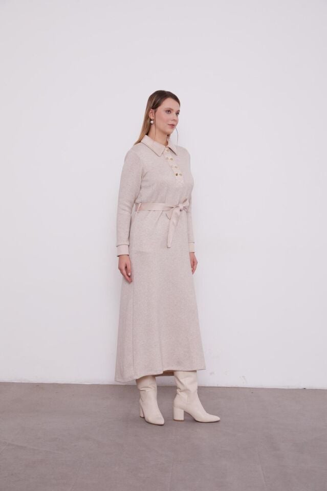 330257 ÖNÜ GÖĞÜSE KADAR YARIM DÜĞMELİ YAKA VE KOL UCU SÜET DETAYLI KAŞMİR ELBİSE