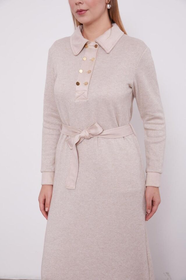 330257 ÖNÜ GÖĞÜSE KADAR YARIM DÜĞMELİ YAKA VE KOL UCU SÜET DETAYLI KAŞMİR ELBİSE