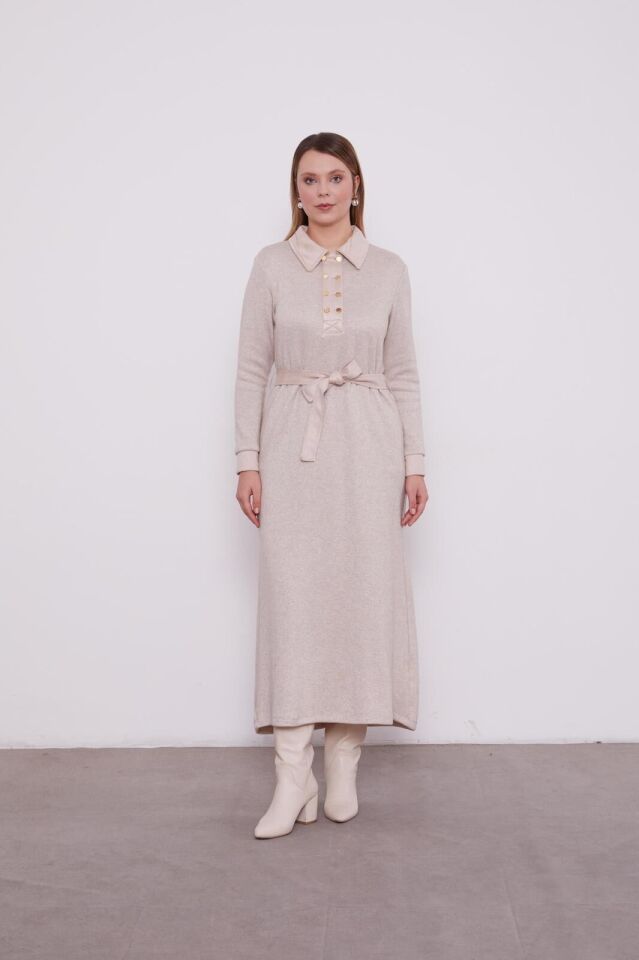 330257 ÖNÜ GÖĞÜSE KADAR YARIM DÜĞMELİ YAKA VE KOL UCU SÜET DETAYLI KAŞMİR ELBİSE