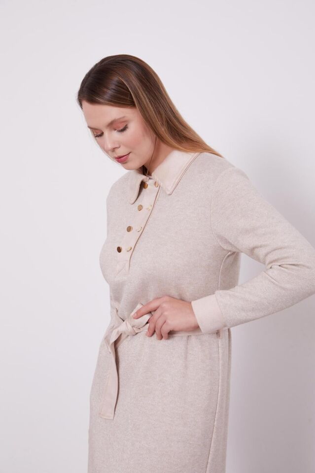 330257 ÖNÜ GÖĞÜSE KADAR YARIM DÜĞMELİ YAKA VE KOL UCU SÜET DETAYLI KAŞMİR ELBİSE