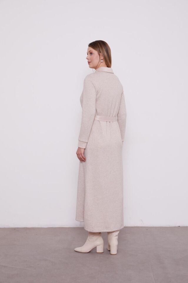 330257 ÖNÜ GÖĞÜSE KADAR YARIM DÜĞMELİ YAKA VE KOL UCU SÜET DETAYLI KAŞMİR ELBİSE