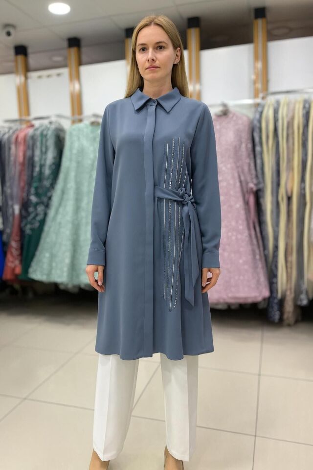 25210 ÖNÜ GİZLİ DÜĞMELİ YANDAN TAŞ DETAYLI VE BAĞLAMALI ŞIK GÖMLEK TUNİK #05-25#