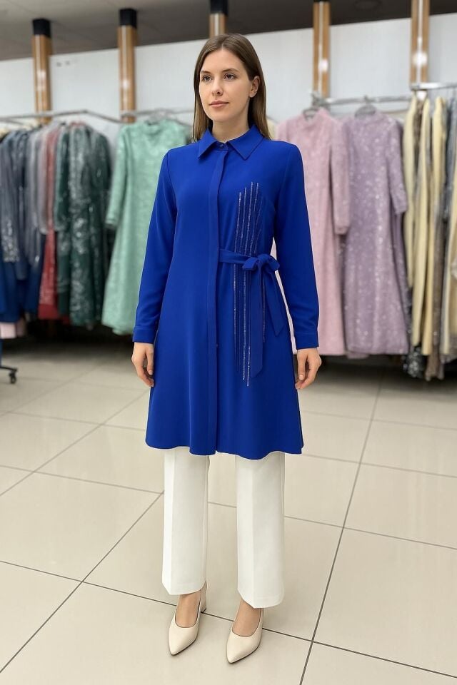 25210 ÖNÜ GİZLİ DÜĞMELİ YANDAN TAŞ DETAYLI VE BAĞLAMALI ŞIK GÖMLEK TUNİK #05-25#