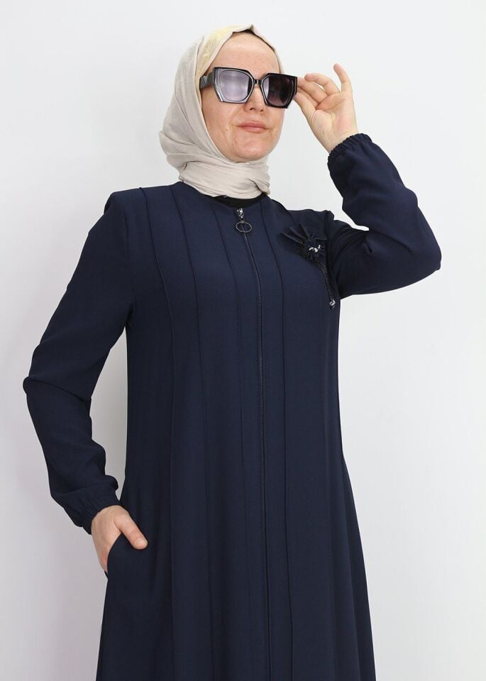 4009 GÖĞSÜ BROŞ DETAYLI KOL UCU LASTİKLİ SIFIR YAKA FERACE QYS 4009 #23-01#