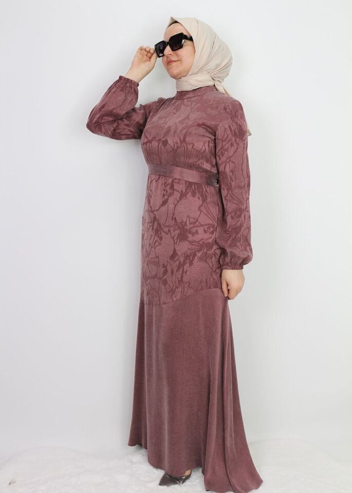 5011 KOL UCU LASTİKLİ HAKİM YAKA BELİ KEMERLİ ALT KISMI VOLANLI ÇİÇEK DESENLİ KUPRA ELBİSE #01-25#