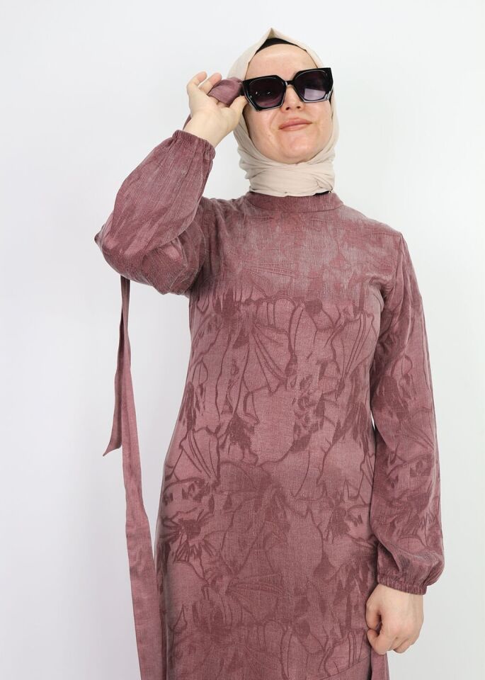 5011 KOL UCU LASTİKLİ HAKİM YAKA BELİ KEMERLİ ALT KISMI VOLANLI ÇİÇEK DESENLİ KUPRA ELBİSE #01-25#