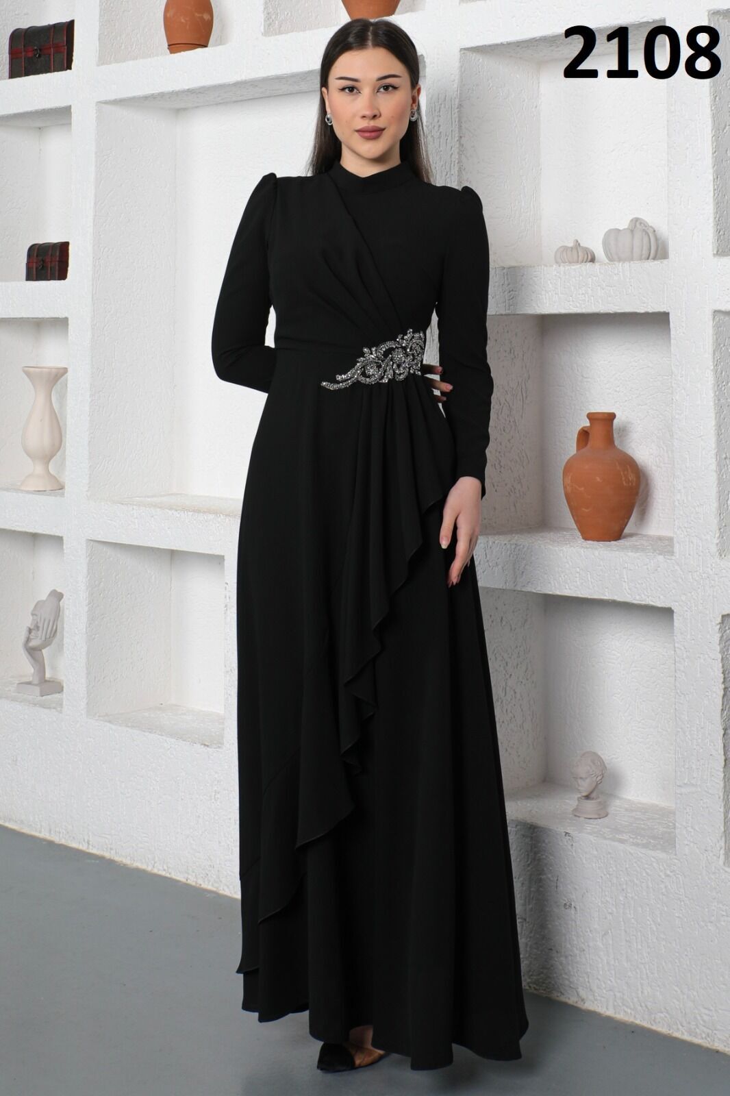 2108 ETEĞİ VOLANLI ÖNÜ PİLELİ BEL KISMI TAŞ DETAYLI SIFIR YAKA QKS 2108 ABİYE ELBİSE #23-023