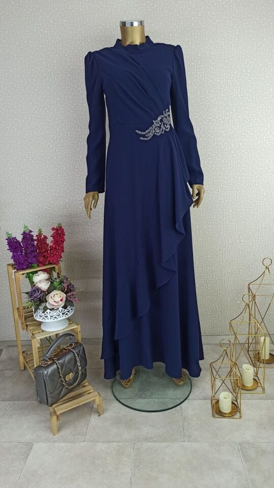 2108 ETEĞİ VOLANLI ÖNÜ PİLELİ BEL KISMI TAŞ DETAYLI SIFIR YAKA QKS 2108 ABİYE ELBİSE #23-023