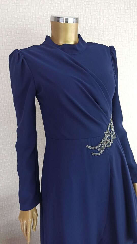 2108 ETEĞİ VOLANLI ÖNÜ PİLELİ BEL KISMI TAŞ DETAYLI SIFIR YAKA QKS 2108 ABİYE ELBİSE #23-023