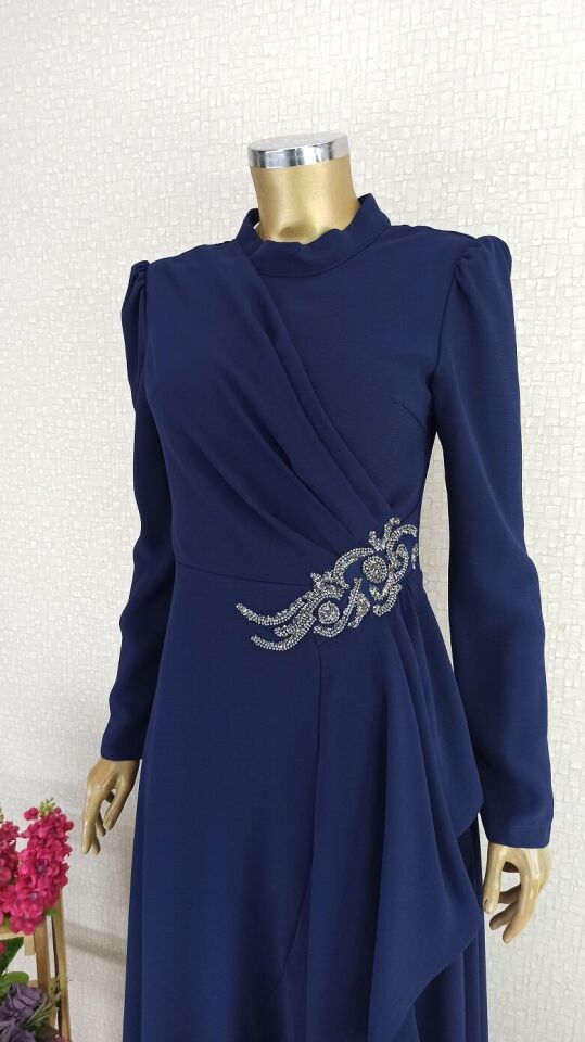 2108 ETEĞİ VOLANLI ÖNÜ PİLELİ BEL KISMI TAŞ DETAYLI SIFIR YAKA QKS 2108 ABİYE ELBİSE #23-023