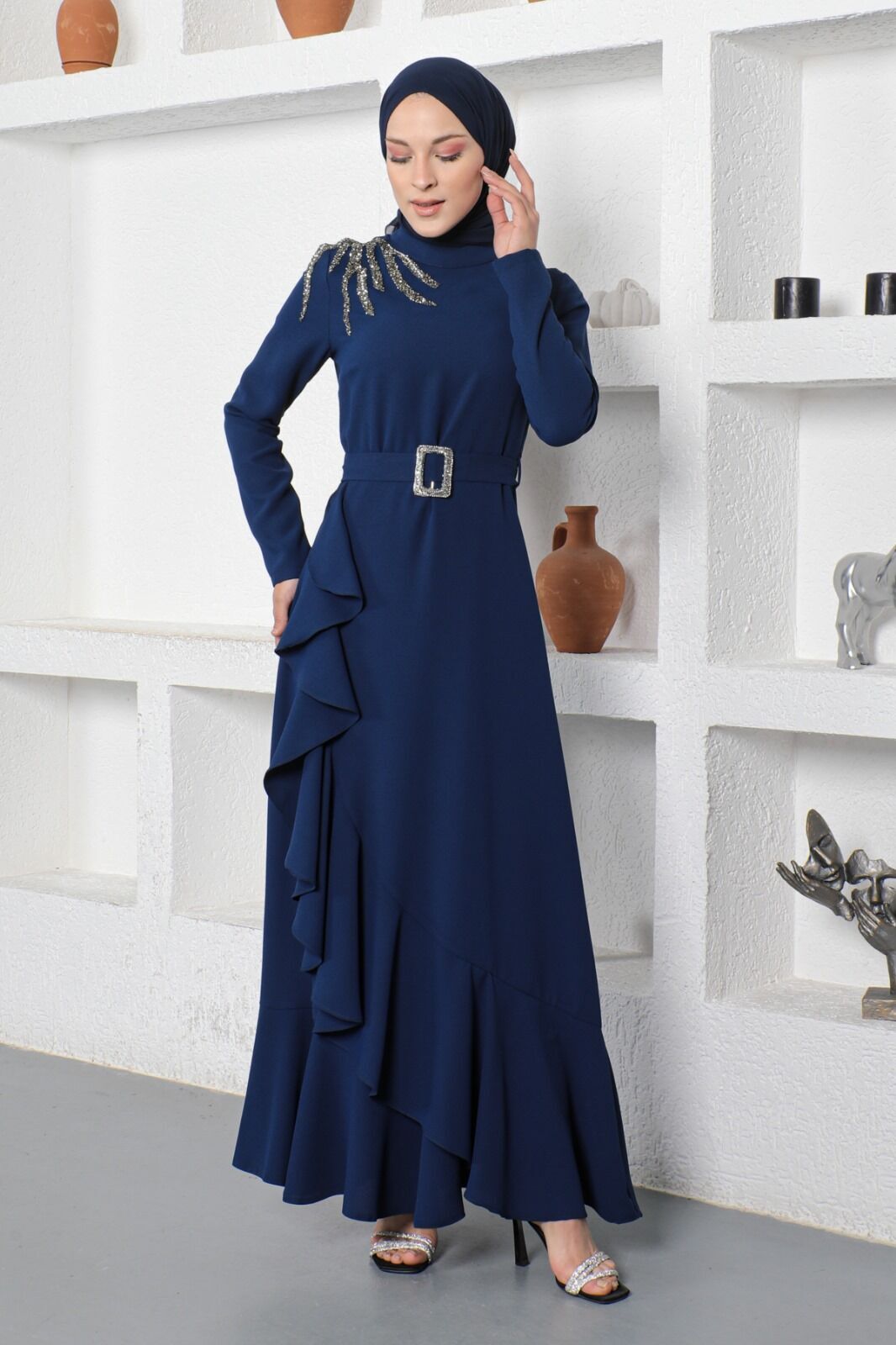 4015 OMZU TAŞ DETAYLI BELİ VEMERLİ VE TAŞLI VOLANLI SIFIR YAKA ELBİSE QKS ABİYE ELBİSE #23-02#